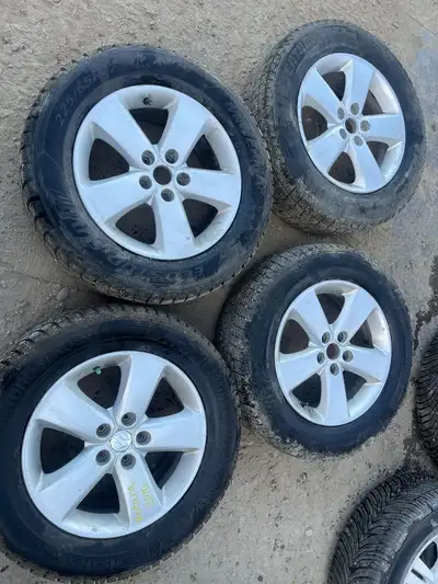 225/65R17 set of Rims & Winter Tires that came off a 2010 Suzuki Vitara *Tire Size: 235/65R18 *Seaso...