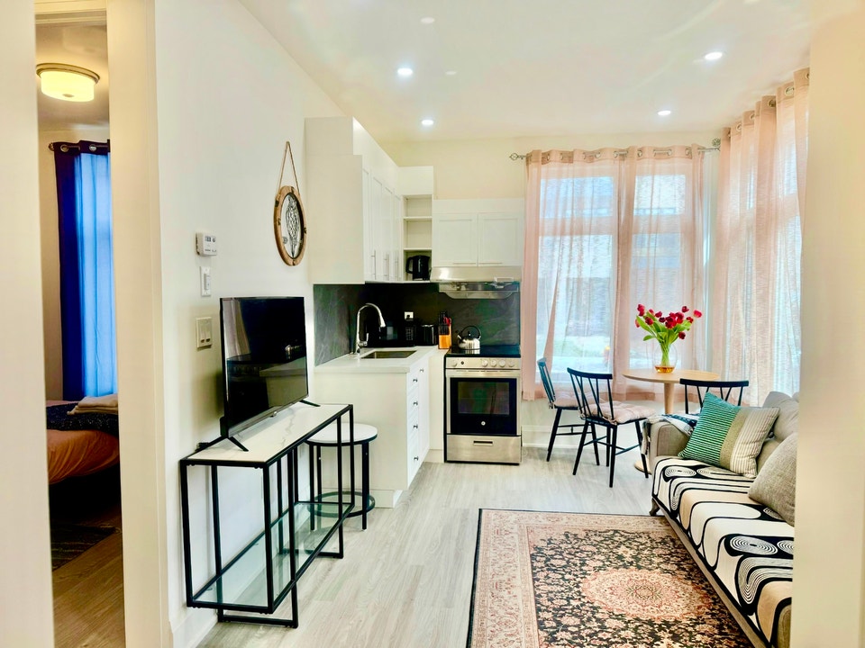 One Bedroom Apartment in 6th Line & Dundas,  OAKVILLE 3