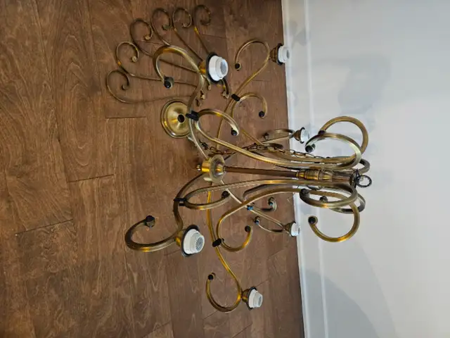 Chandelier - Lustre - Laiton in Indoor Lighting & Fans in City of Montréal - Image 2