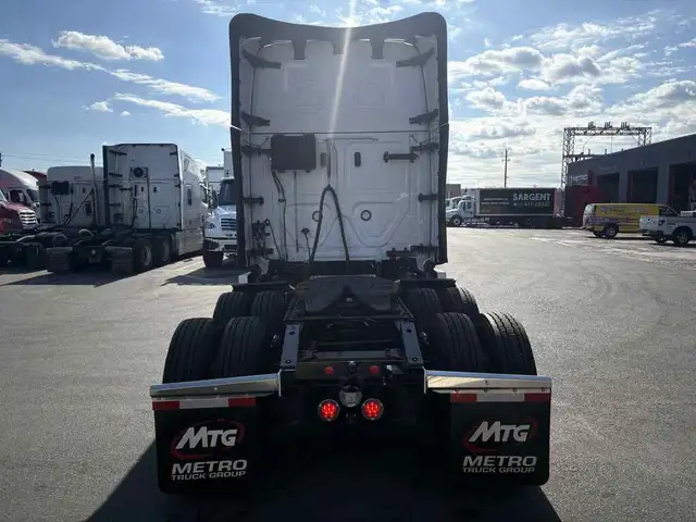 2026 Freightliner Cascadia ParkSmart Unit, Safety Certified, Cal in Heavy Trucks in Hamilton - Image 7