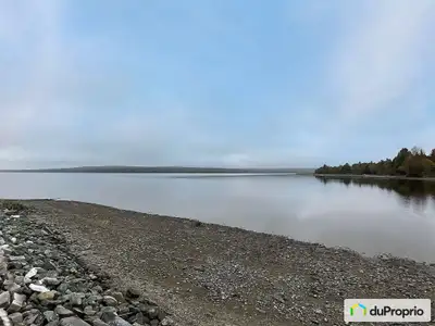 Ce bord de l'eau à la vue époustouflante sur le grand lac St-François, complètement rénové et habita...