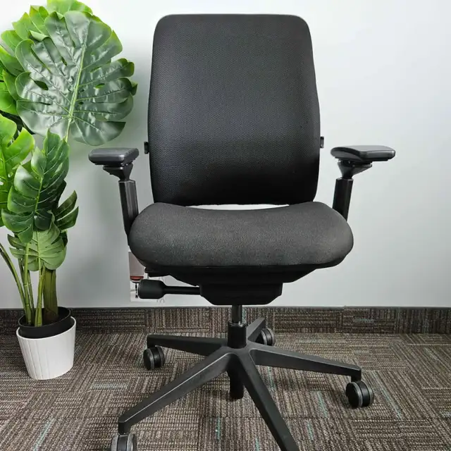 Steelcase Amia ergonomic office chair Free delivery in Chairs & Recliners in City of Toronto - Image 5