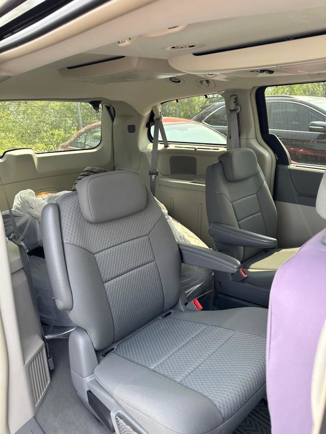 2010 Chrysler Town & Country TOURING in Cars & Trucks in London - Image 2
