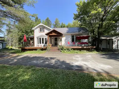 À voir ; La campagne à 10 min de la ville et aussi de la station de ski Mont Adstock. Maison chaleur...