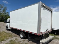 CAN LEASE!! RARE 2017 GMC SAVANA 3500 16' CUBE VAN , RAMP, Bright White Exterior With Grey Cloth Hig... (image 4)