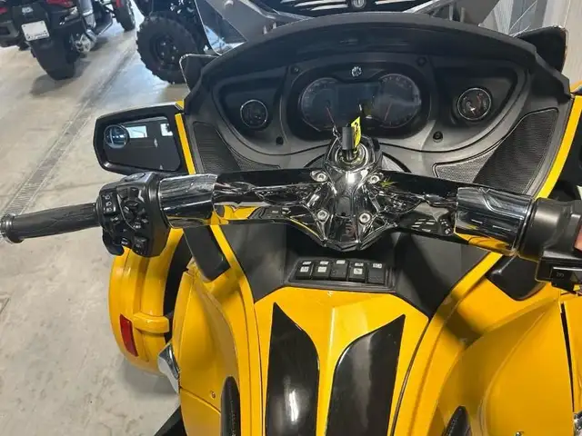 2013 Can-Am SPYDER RT-S SE5 JAUNE in Sport Touring in Lanaudière - Image 6