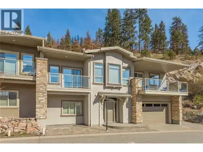 Such an immaculate, perfectly kept townhome in the ideal Peachland location, Island View Villas! Not...