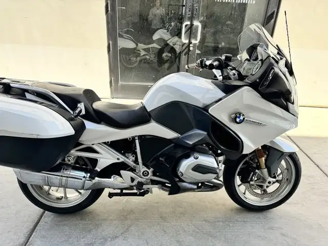 2018 BMW R 1200 RT ALPINE WHITE PREMIUM-WHITE! in Street, Cruisers & Choppers in Saskatoon - Image 2