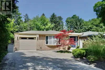 Nestled on a quiet cul-de-sac in prestigious Old Oakville, this beautifully maintained split-level h...