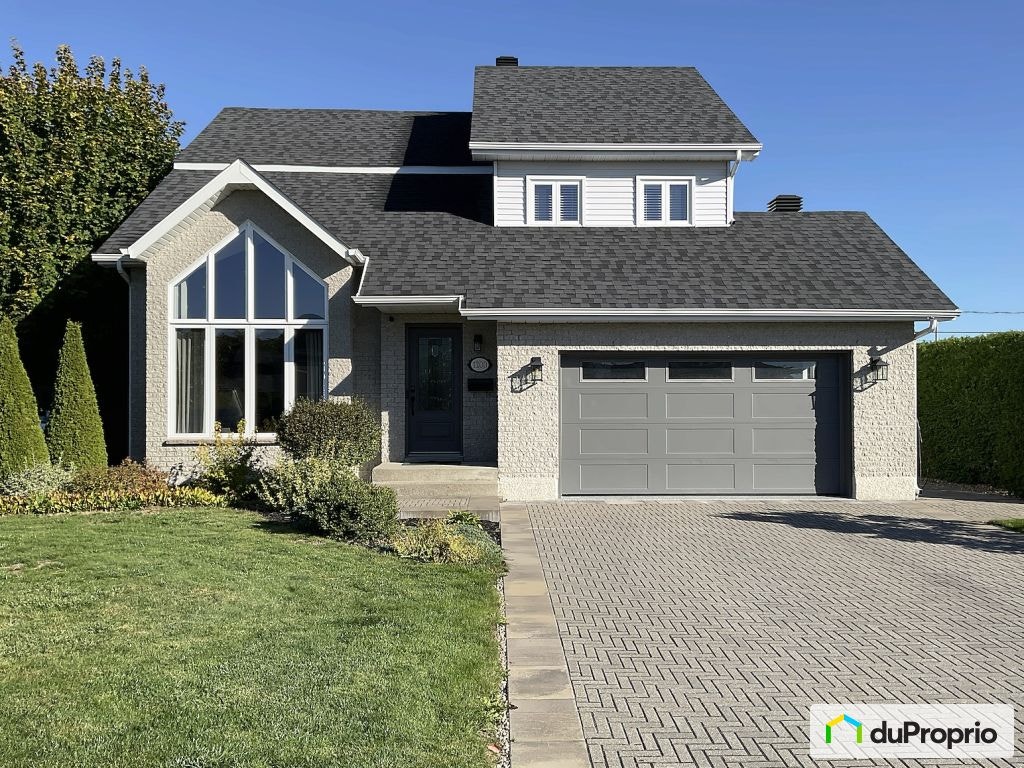 $899,000 - Split Level for sale in St-Hyacinthe — photo 1