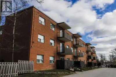Welcome home to this inviting and roomy unit in a charming vintage building. Located within walking...