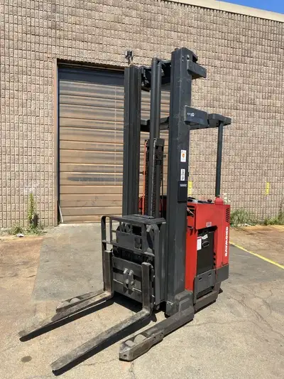 This Raymond Double Reach Truck is available for sale at an unbeatable price! This truck is in excel...