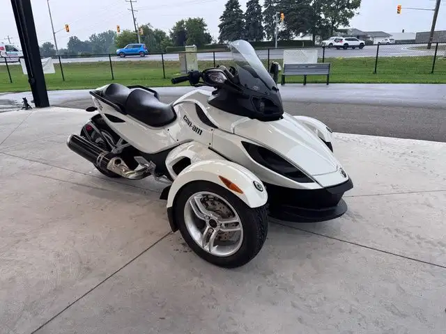 2012 Can-Am Spyder RS - SE5 in Sport Bikes in Norfolk County - Image 3