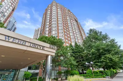 Welcome to this spacious, sun-filled 2+1 bed, 2 bath condo offering stunning views of Celebration Sq...