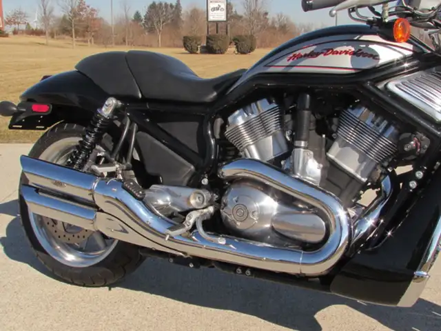 2006 Harley-Davidson VRSC R Street Rod in Street, Cruisers & Choppers in Leamington - Image 10