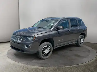 This Jeep Compass boasts a Regular Unleaded I-4 2.4 L/144 engine powering this Automatic transmissio...