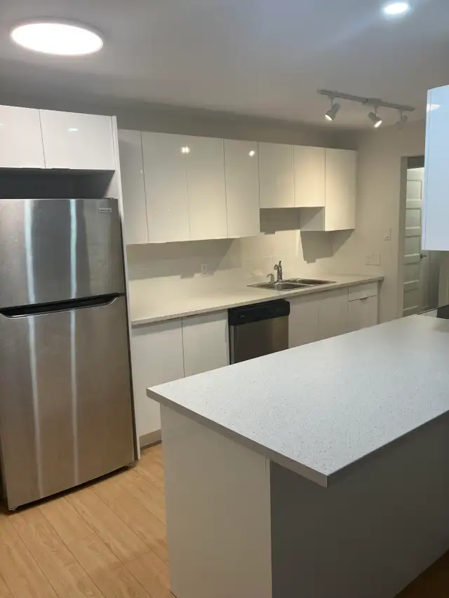 2 Bedroom , Close to Universities & Quiet Neighbourhood  !