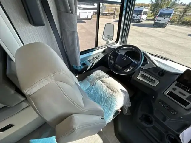 2022 Coachmen RV Mirada 35ESF in RVs & Motorhomes in Red Deer - Image 23