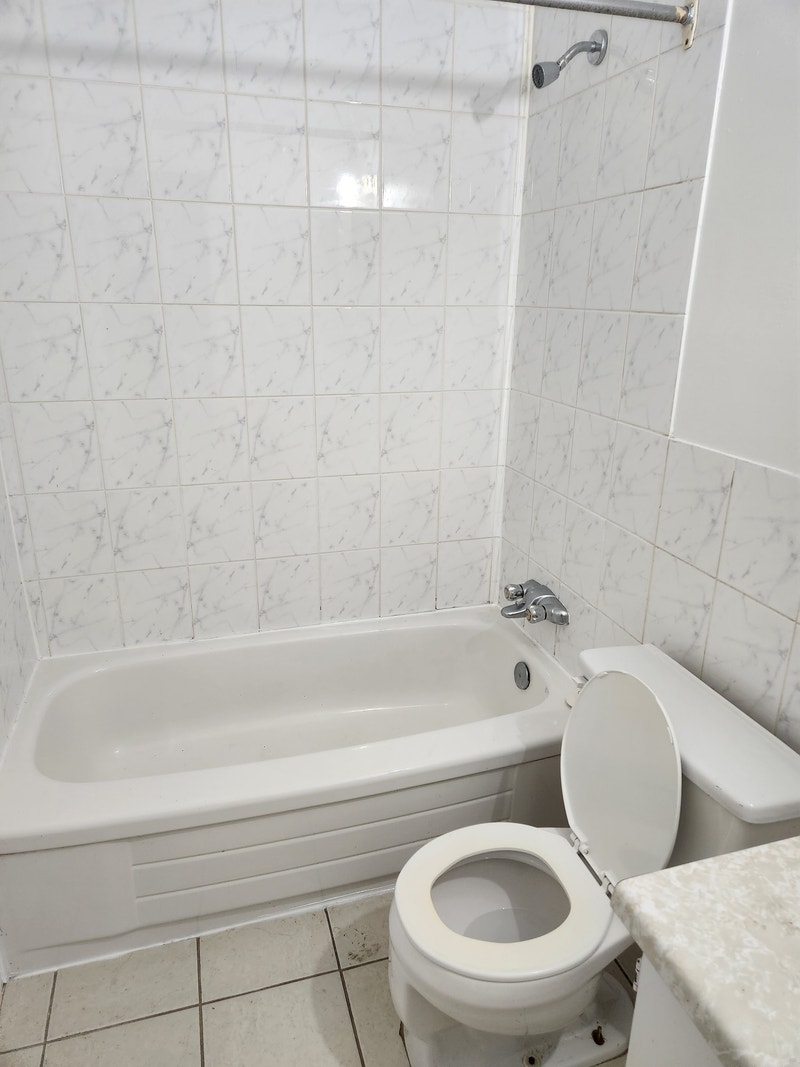 BEAUTIFUL 2 BR APARTMENT IN WALLACEBURG PERFECT FOR 50+!!! Long