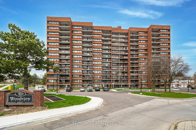 Central 2 Bed Condo, Parking Included! in Condos for Sale in Mississauga / Peel Region