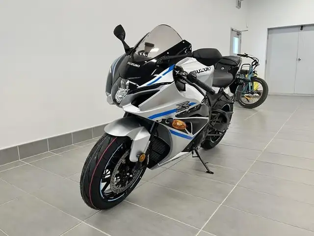 2025 Suzuki GSX-R1000A in Sport Bikes in St. Albert - Image 6