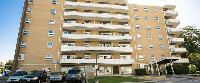 St. Andrews Towers East - 1 Bedroom Apartment for Rent in Long Term Rentals in City of Toronto - Image 4