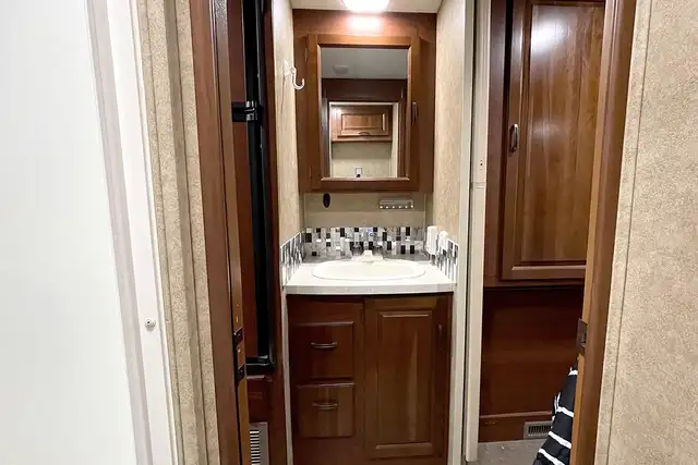 2015 Forest River Lexington 265DS – Pre-Owned Class B+ Motorhome in RVs & Motorhomes in Red Deer - Image 32