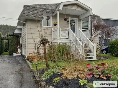Située dans un cul-de-sac tranquille, cette propriété offre un cadre de vie calme et sécuritaire. Vo...