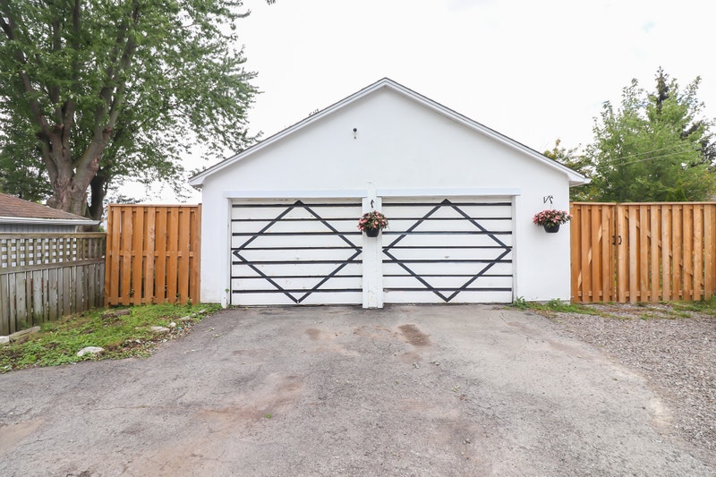 **DETACHED DOUBLE CAR GARAGE** Storage space in Welland Storage