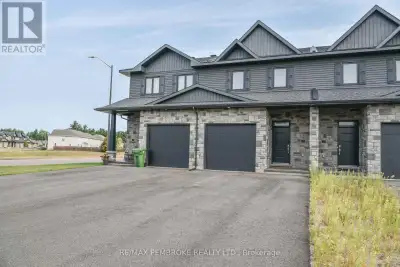 Executive Custom Townhome in Prestigious NeighbourhoodLocated in a sought-after, central neighbourho...