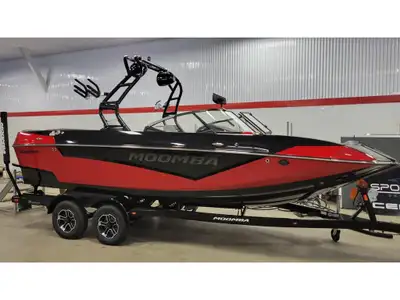 Moomba Kaiyen 2023 Longeur / Length : 21’5” Largeur / Beam : 102” Capacité / Capacity : 15 Passagers...