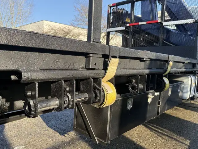 2015 Hino 358 22 Foot Dump Flatdeck with Amco Veba Crane and Air in Heavy Trucks in Regina - Image 26