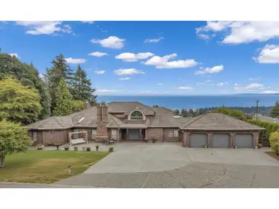 UNOBSTRUCTED 180 OCEAN VIEW. This Italian-built custom home offers BREATHTAKING PANORAMIC OCEAN VIEW...