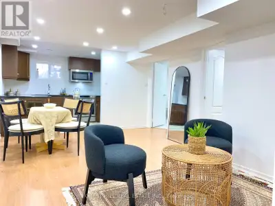 Newly renovated Bright and Spacious 1 Bedroom plus Den apartment close to Major intersections, publi...