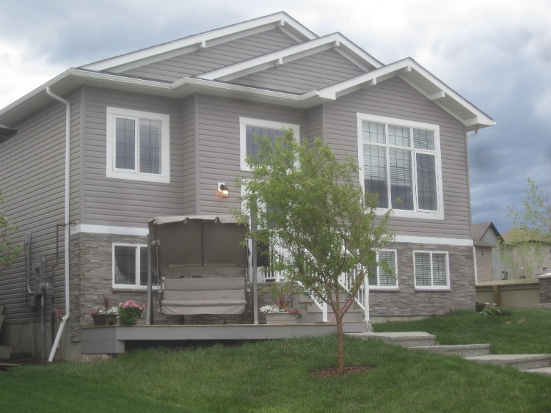 1,350 sq ft 3 Bedroom Main Floor (SHORT TERM if reqd) Long