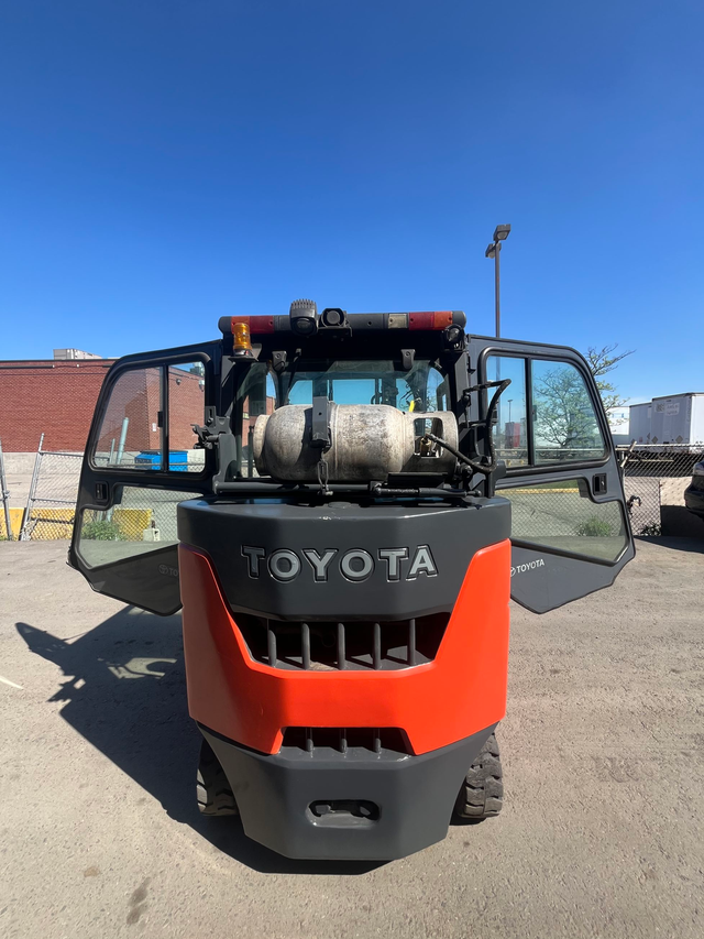 Toyota 8000lbs CAP LPG Forklift  Heated Cab & Fork-Positioner in Heavy Equipment in Mississauga / Peel Region - Image 5