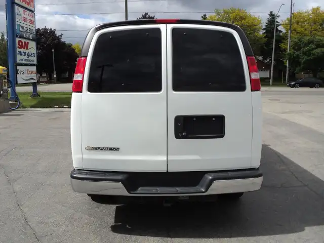 2022 Chevrolet Express 2500 LT RWD 6.6L8cylGas 12Passenger 135"W in Cars & Trucks in Brantford - Image 9