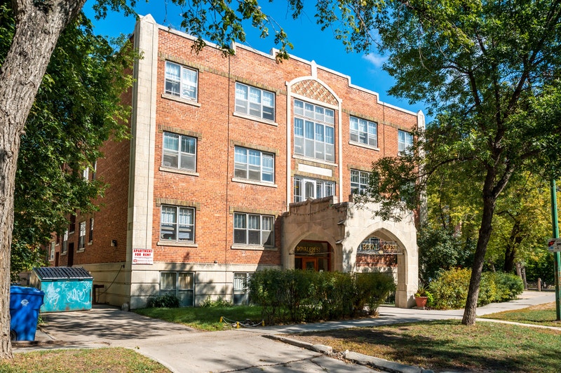 271 Wellington Cres Royal Crest 2 Bedroom Long Term Rentals