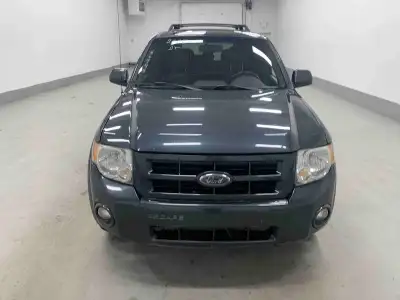Grey 4-door SUV with a 3.0L V6 gasoline engine, automatic transmission, and 4x4 drivetrain. Comforta...