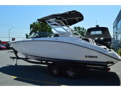 252SD TWIN 1.9L HO - HEURES MOTEUR : 4 - ECRAN TACTILE YAMAHA GPS - TOUR DE WAKE AVEC TOIT - TOILE -...