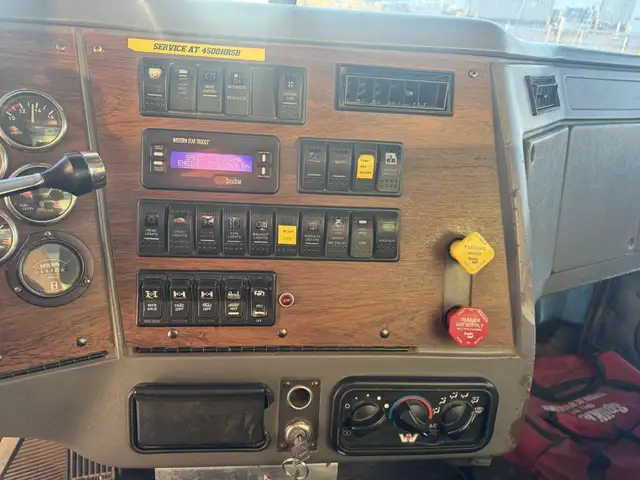 2003 WESTERN STAR 4900 in Heavy Trucks in Saskatoon - Image 20