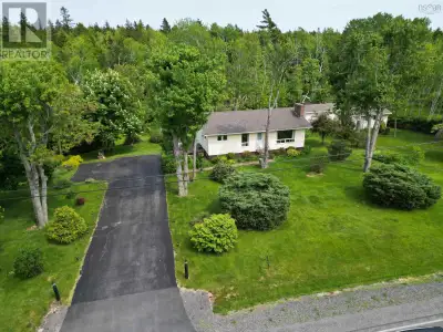 Nestled in the sought-after community of Little Harbour, this beautifully maintained 3 bedroom 2 bat...