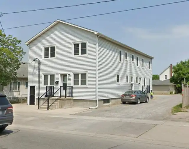 Amazing deal on 2-bed at 238 Lincoln St Welland - $1250 + Hydro!