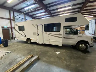 EX-RENTAL VEHICLE Engine: 6.8 V-10