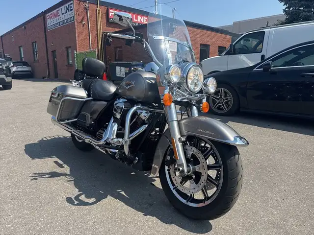2017 Harley-Davidson Road King ~ VANCE & HINES ~ CANADIAN ~ 107C in Sport Touring in City of Toronto - Image 5