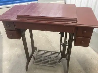 Meuble de machine a coudre Singer, datant de 1904. La machine n'est plus dans le meuble.