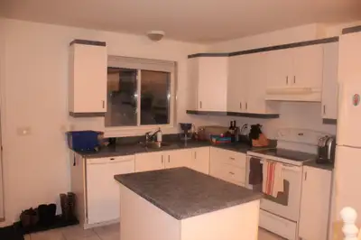 Appartement style condo, Entre prive secteur tranquille dans un rondpoint,sans voisin en arrière, Bo...