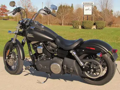 ONLY 26,000 KM, Like New Tires - Last year Dyna Model This Gorgeous 2017 Dyna Street Bob Looks MINT...