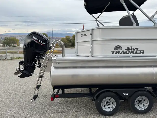2026 Sun Tracker Party Barge 20 DLX pontoon boat in Powerboats & Motorboats in Prince Albert - Image 10