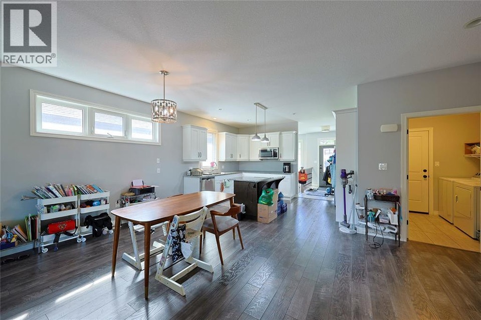 229 MEADOWLARK LANE Sarnia, Ontario 3